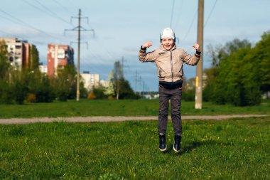Altı oynarken, atlama, çalıştıran, parkta gülümseyen yaşında yakışıklı çocuk. Metin için yer