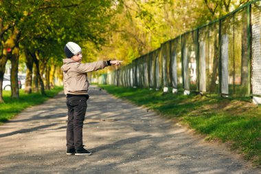 Altı oynarken, atlama, çalıştıran, parkta gülümseyen yaşında yakışıklı çocuk. Metin için yer