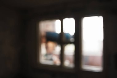 Pencere bir apartman dairesinde bokeh arka plan bulanık