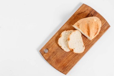 Dilim beyaz ekmek en iyi görünümü mutfak tahtası, beyaz bir arka plan üzerinde.