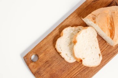 Dilim beyaz ekmek en iyi görünümü mutfak tahtası, beyaz bir arka plan üzerinde.