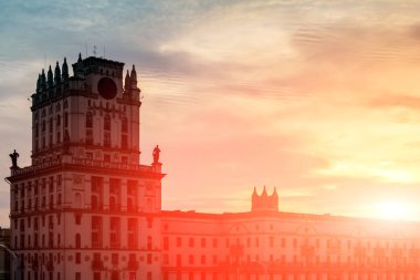 Günbatımı güneş penceresinden şehir görünümünde