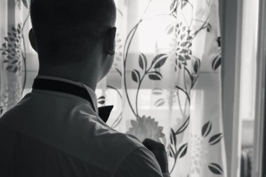 Pencere yakışıklı damat oturur