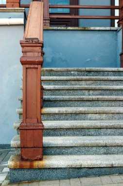 Tahta kahverengi antika korkuluklar.