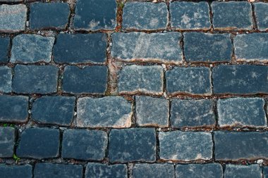 Küçük bir açıyla, yolda gördüm ışık yansıması gösterilen Arnavut kaldırımlı taş yol