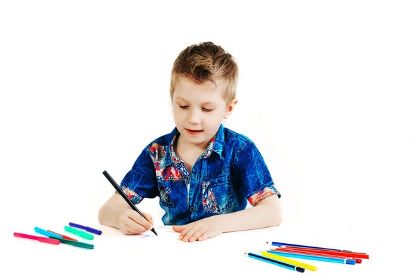 Ζωγραφίζει Ένα Χρονών Αγόρι Ένα Μπλε Πουκάμισο Μολύβια Ένα Λευκό — Φωτογραφία Αρχείου