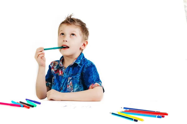Ζωγραφίζει Ένα Χρονών Αγόρι Ένα Μπλε Πουκάμισο Μολύβια Ένα Λευκό — Φωτογραφία Αρχείου