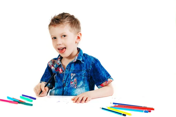 Niño Años Con Una Camisa Azul Pinta Con Lápices Sobre — Foto de Stock