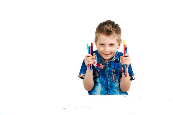 Niño Años Con Una Camisa Azul Pinta Con Lápices Sobre —  Fotos de Stock