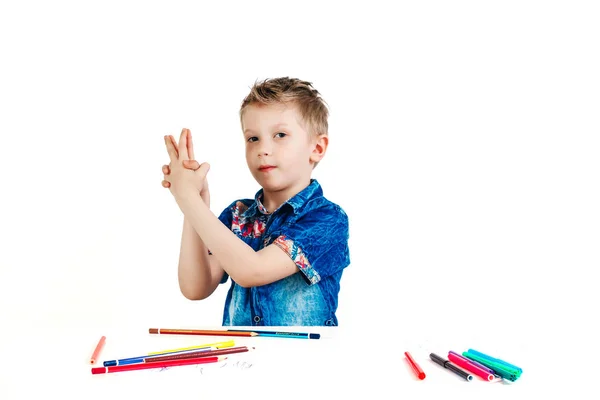 Bambino Anni Una Camicia Blu Dipinge Con Matite Uno Sfondo — Foto Stock