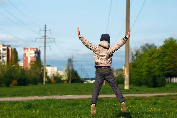 Niño Guapo Seis Años Jugando Saltando Corriendo Sonriendo Parque Lugar —  Fotos de Stock