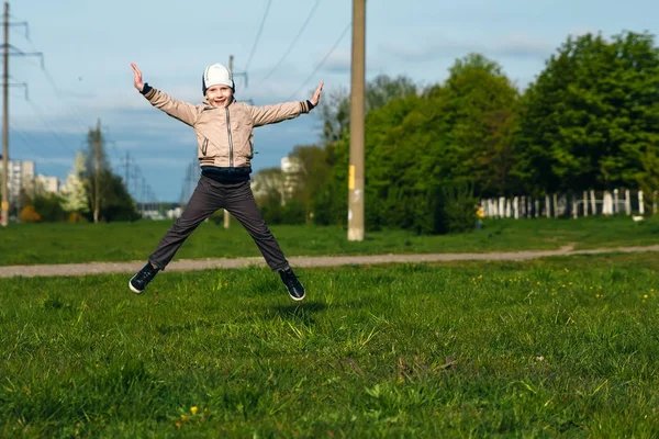 Hezký Boy Šesti Let Hraní Skákání Běh Usmíval Parku Místo — Stock fotografie