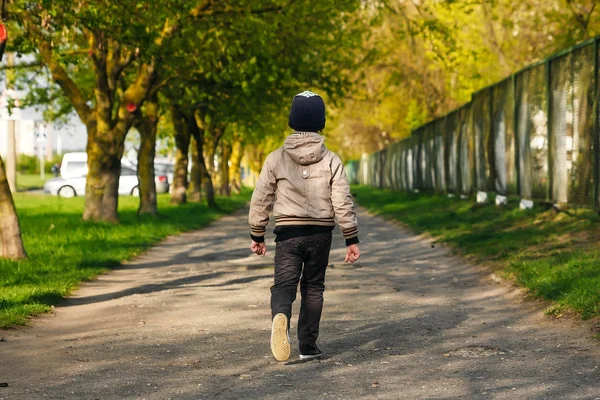 Niño Guapo Seis Años Jugando Saltando Corriendo Sonriendo Parque Lugar —  Fotos de Stock