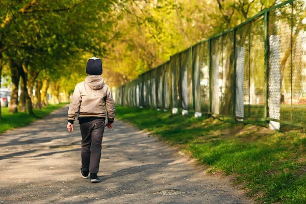 Niño Guapo Seis Años Jugando Saltando Corriendo Sonriendo Parque Lugar —  Fotos de Stock