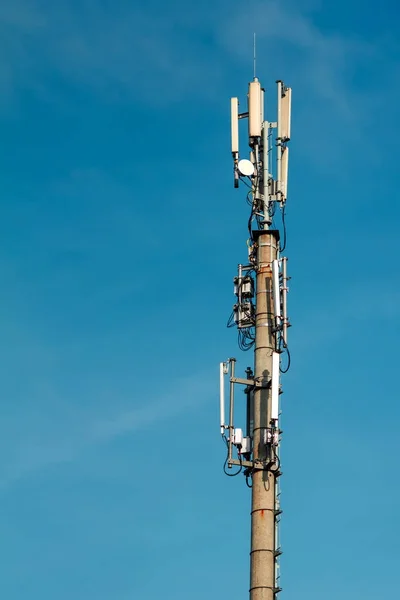 Mástil Telecomunicaciones Contra Cielo Azul Gran Nube Blanca — Foto de Stock