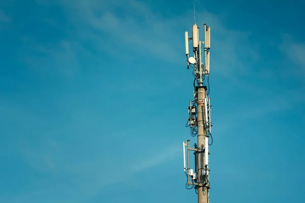 Albero Delle Telecomunicazioni Impostato Contro Cielo Blu Grande Nube Bianca — Foto Stock