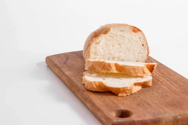 キッチン ボード 白い背景の上に白パンのスライスの側面図 — ストック写真