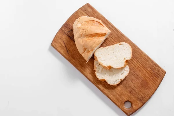 Pohled Shora Plátky Bílého Chleba Kuchyňské Desce Bílém Pozadí — Stock fotografie