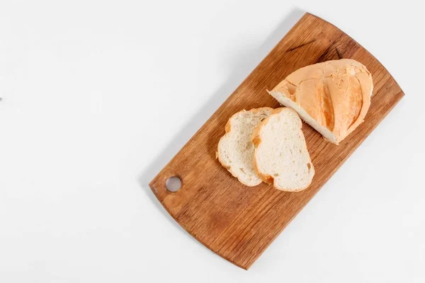 Pohled Shora Plátky Bílého Chleba Kuchyňské Desce Bílém Pozadí — Stock fotografie