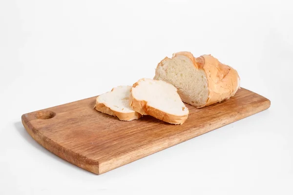 Boční Pohled Plátky Bílého Chleba Kuchyňské Desce Bílém Pozadí — Stock fotografie