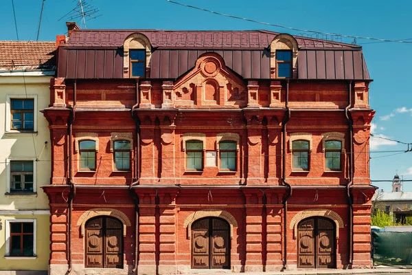 旧的红砖建筑的外观 — 图库照片