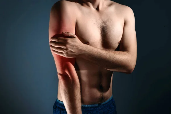 Der Mann Hält Sich Knie Fest Der Schmerz Knie — Stockfoto