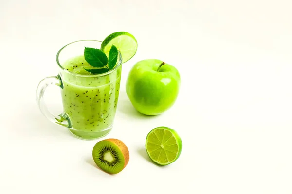 キウイ 青リンゴ ライム ミント詐欺師の白い背景ビュー上で分離の緑の健康カクテル — ストック写真