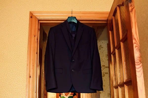 ジャケット ネクタイ シャツのハンギング — ストック写真