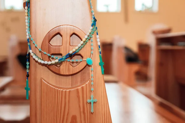 Lege Houten Bankje Kerk — Stockfoto