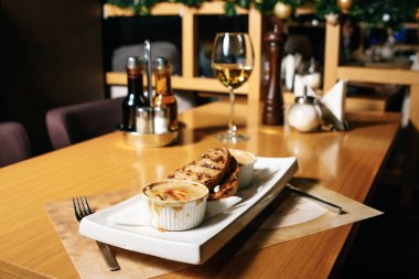 Julien beyaz kokotnitsa ve ciabatta'de bir tabloda bir restoran. Sofra Restaurant.