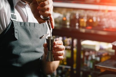 Barmen yakın çekim, erkek elleri yapar bir kokteyl Çubuğu'nda, gözlük buz ile.