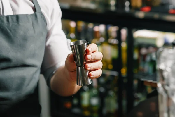 Manos masculinas del camarero de cerca, hace un cóctel en el bar, vasos con hielo . — Foto de Stock