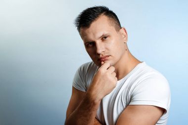 kahverengi gömlekli küstah genç adam oldukça kendini izole beyaz zemin üzerine düşünen portre portre. negatif insani duygular yüz ifadeleri