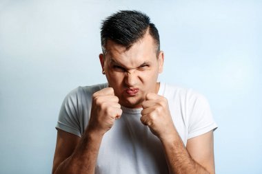 Öfke, nefret, hafif bir arka plan karşı yaşandığı bir adam yakın çekim portresi. İnsan duyguları kavramı.