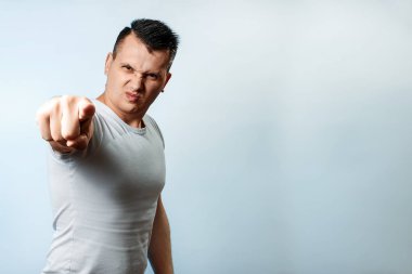 Öfke, nefret, hafif bir arka plan karşı yaşandığı bir adam yakın çekim portresi. İnsan duyguları kavramı.