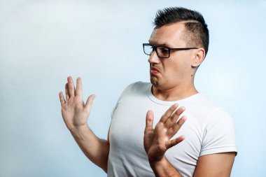 Çekici bir genç adam avuç korkmuş bir jest yapar, kendisi birisinden savundu, hemen durdurmak sorar. Hispter adam benden uzak dur, gösterir dur işareti diyor. Beden dili kavramı