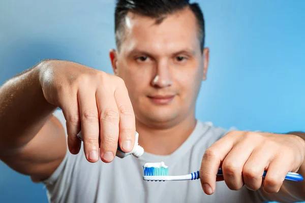 Feche Perto Jovem Atraente Escovando Dentes Homem Espreme Pasta Dentes — Fotografia de Stock