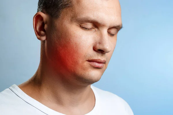 Kiespijn Portret Van Een Close Van Man Een Blauwe Achtergrond — Stockfoto