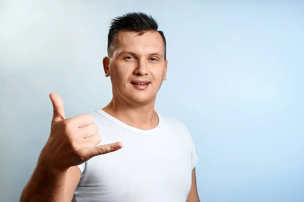 Retrato Hombre Cerca Mostrando Una Mano Para Llamarme Marcando Teléfono — Foto de Stock