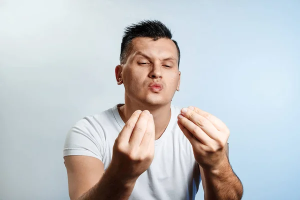 Porträtt Man Närbild Äcklad Brigleness Ljus Bakgrund Begreppet Mänskliga Känslor — Stockfoto