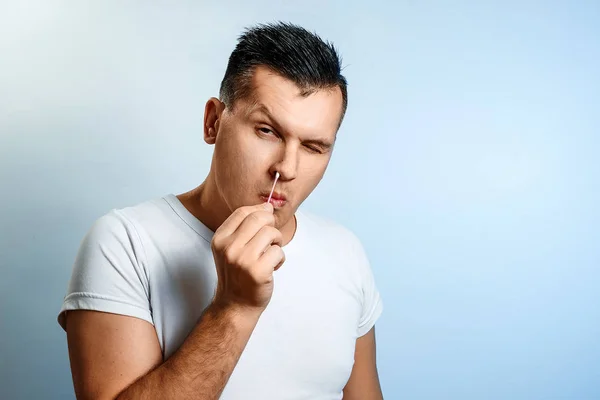 Hombre Rasca Nariz Con Hisopo Algodón Sobre Fondo Claro Higiene — Foto de Stock