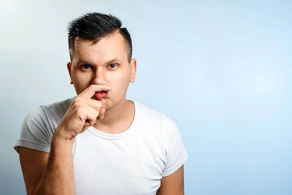 Retrato Cerca Hombre Cierra Nariz Con Las Manos Sobre Fondo — Foto de Stock