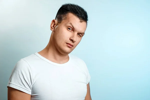 Portret van een man op een lichte achtergrond close-up. Emotie is het belang, de superioriteit. Het concept van menselijke emoties, lichaamstaal, reactie. — Stockfoto