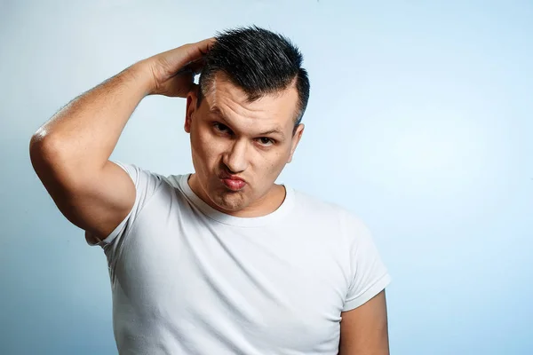 Retrato Hombre Sobre Fondo Claro Expresa Incertidumbre Ignorancia Concepto Lenguaje — Foto de Stock