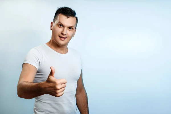 Portret Van Een Man Een Lichte Achtergrond Toont Een Thumbs — Stockfoto