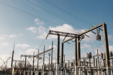 Santral dönüşümünün bir kanalıdır. Kablolar, Polonyalılar ve teller, transformers çok. Elektro-enerji.