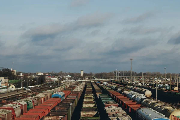 貨物鉄道車両 貨物流通の駅の多くは ステージング ポスト 列車の大型駐車場 — ストック写真