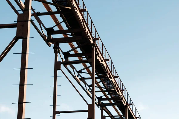 Übertragungsleitung Auf Blauem Himmel Hintergrund Rohr Rack — Stockfoto