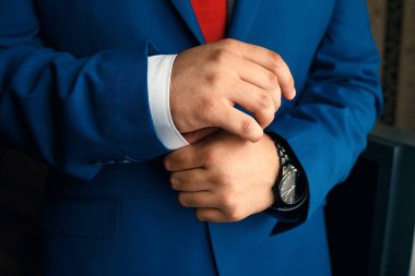 Mavi bir ceket kadar düğmelerini bir adam