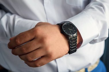 Mavi bir ceket kadar düğmelerini bir adam